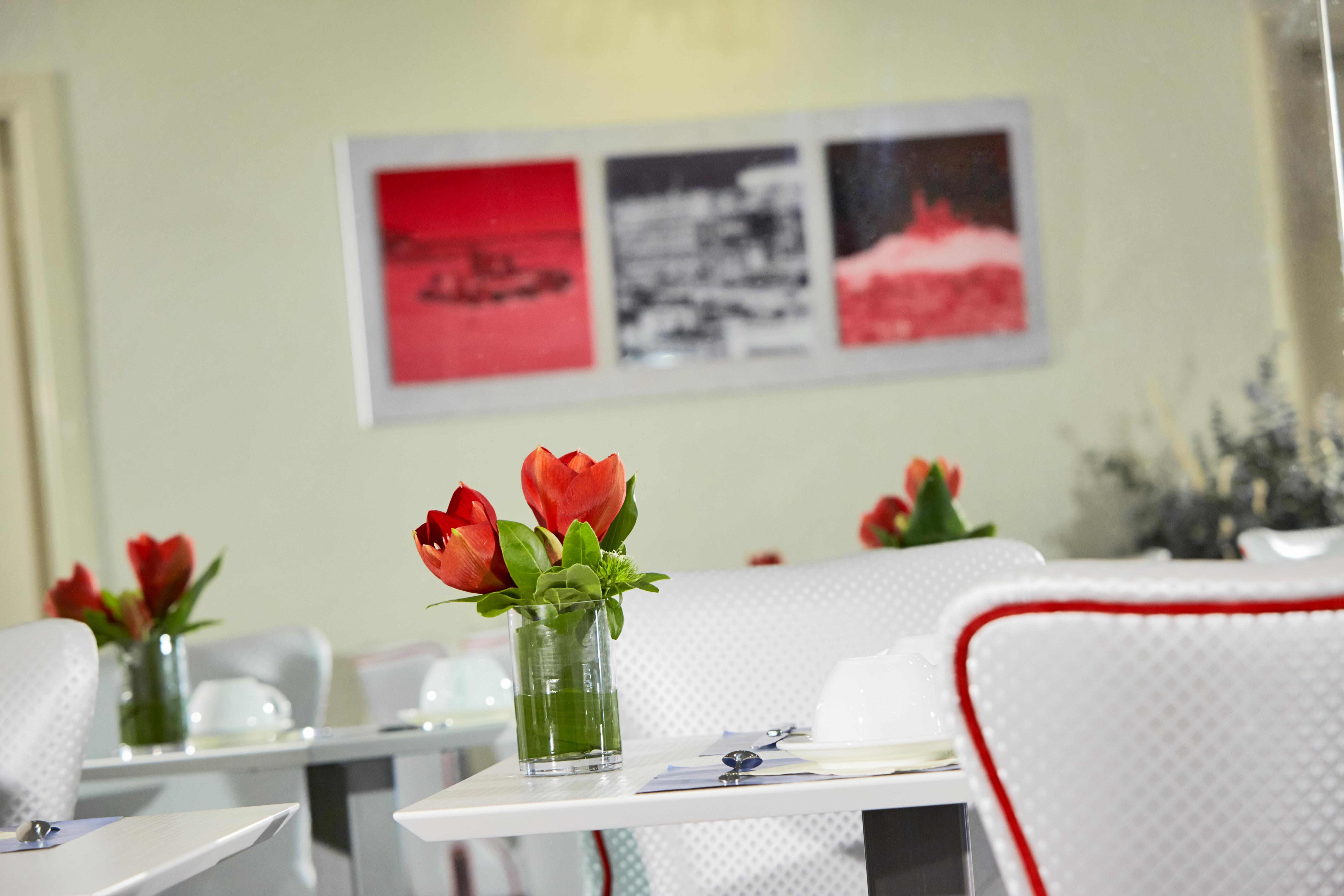 Kyriad Centre Paradis-prefecture Hotel 3*
